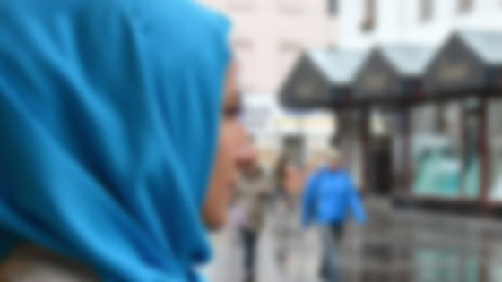 عنصري يعتدي لفظيا وجسديا على محجبة في برلين، ثم يؤدي التحية النازية! صورة رقم 4