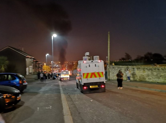 عمل إرهابي في أيرلندا الشمالية.. قنابل وأعمل عنف وشغب وسقوط قتيلة صورة رقم 9