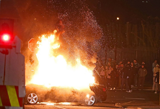عمل إرهابي في أيرلندا الشمالية.. قنابل وأعمل عنف وشغب وسقوط قتيلة صورة رقم 13