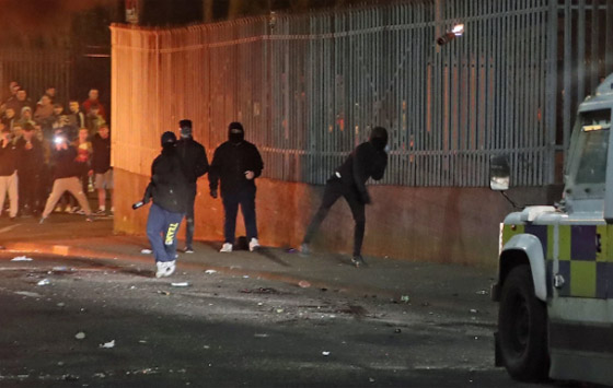 عمل إرهابي في أيرلندا الشمالية.. قنابل وأعمل عنف وشغب وسقوط قتيلة صورة رقم 16