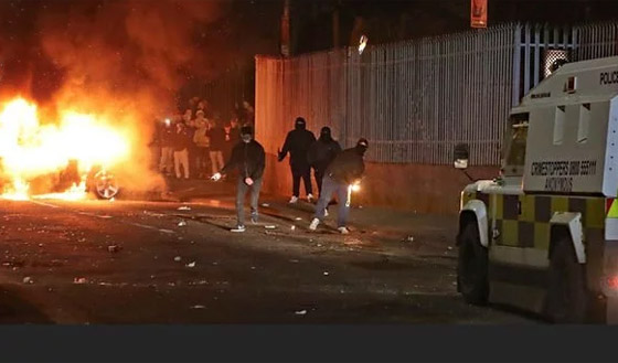 عمل إرهابي في أيرلندا الشمالية.. قنابل وأعمل عنف وشغب وسقوط قتيلة صورة رقم 19