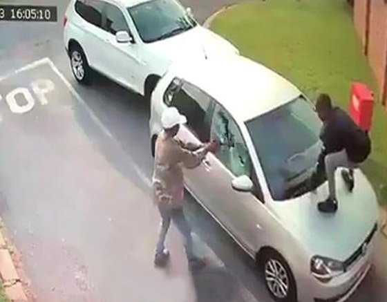 لحظات مخيفة عاشتها سائحة بعد هجوم لصان عليها وسرقة سيارتها! صورة رقم 2