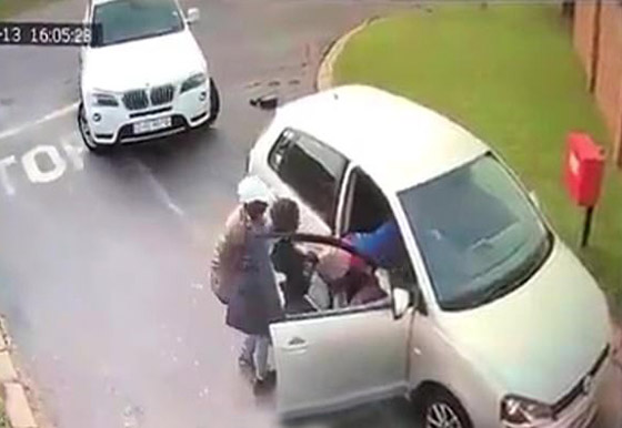 لحظات مخيفة عاشتها سائحة بعد هجوم لصان عليها وسرقة سيارتها! صورة رقم 3