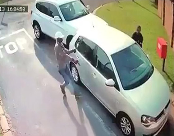 لحظات مخيفة عاشتها سائحة بعد هجوم لصان عليها وسرقة سيارتها! صورة رقم 1