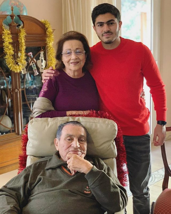 بالصورة: حسني مبارك يحتفل بعيد ميلاده الـ91 مع عائلته صورة رقم 1