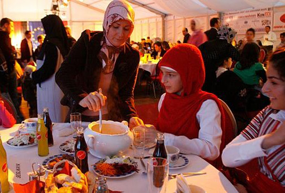 رمضان حول العالم: هكذا كيف تستقبل الشعوب الشهر الكريم صورة رقم 23