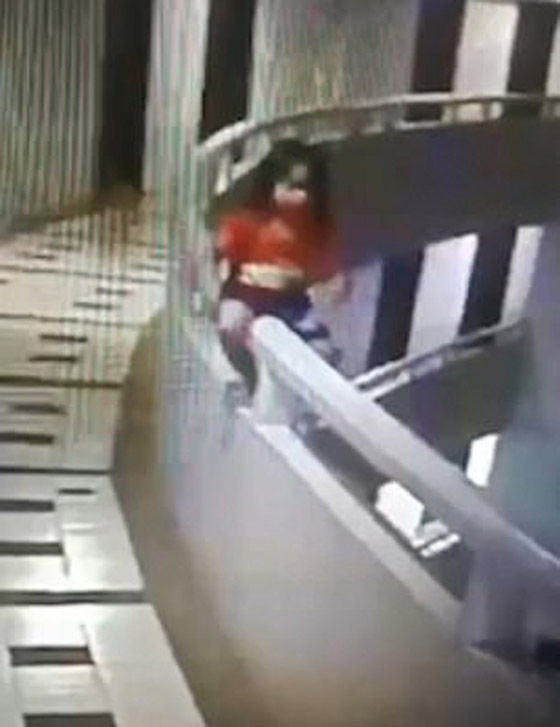 فتاة تعاني من المشي أثناء النوم تنجو بأعجوبة بعد سقوطها من شرفة بالطابق الـ11 صورة رقم 3