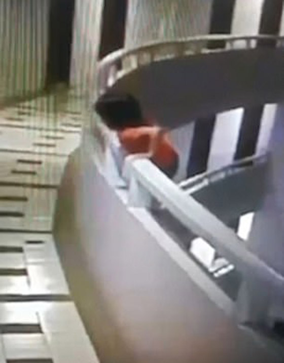فتاة تعاني من المشي أثناء النوم تنجو بأعجوبة بعد سقوطها من شرفة بالطابق الـ11 صورة رقم 4