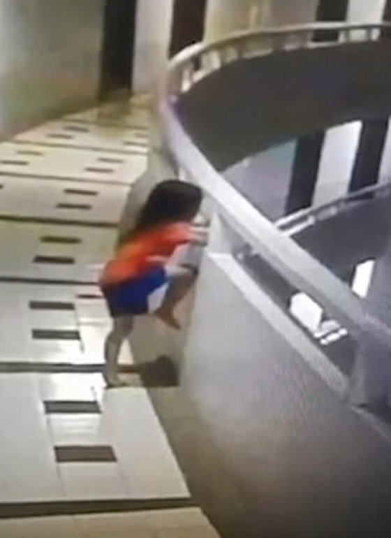 فتاة تعاني من المشي أثناء النوم تنجو بأعجوبة بعد سقوطها من شرفة بالطابق الـ11 صورة رقم 2