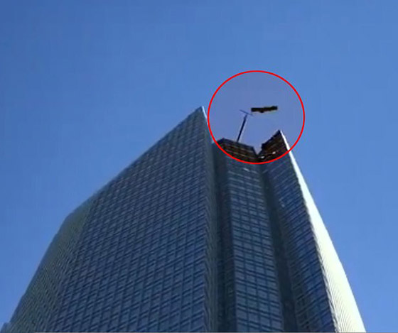 عاملان يواجهان الموت بسبب تأرجح منصتهما أعلى برج شاهق! فيديو صورة رقم 1