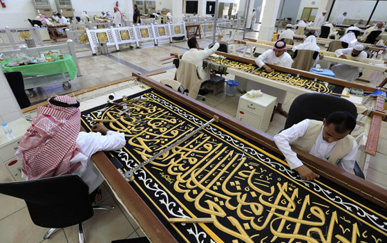 بالفيديو والصور: أهم مصنع لكسوة الكعبة في العالم صورة رقم 1