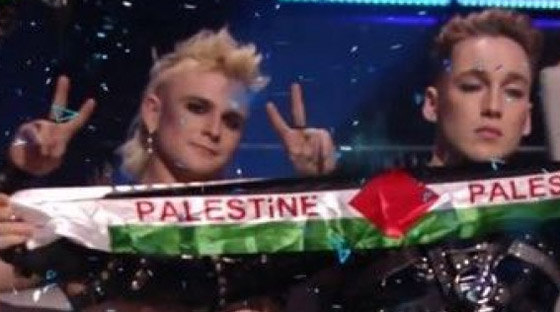 مادونا وفريق آيسلندي يرفعون العلم الفلسطيني في 