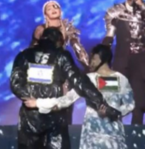 مادونا وفريق آيسلندي يرفعون العلم الفلسطيني في 