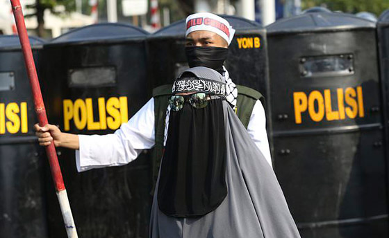 قتلى وجرحى بعد إعلان نتائج الانتخابات الرئاسية في جاكرتا الإندونيسية صورة رقم 12