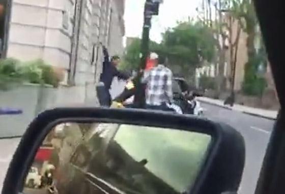 أبطال عرب يتصدون لعصابة مسلحة سرقت محل مجوهرات في لندن! فيديو صورة رقم 9