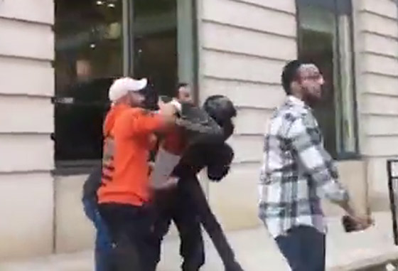 أبطال عرب يتصدون لعصابة مسلحة سرقت محل مجوهرات في لندن! فيديو صورة رقم 10