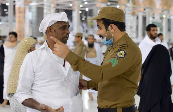 موقف إنساني لرجل أمن سعودي حمل مسن عجز عن صعود الدرج في الحرم صورة رقم 3