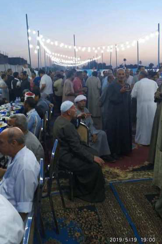 قبطي مصري ينظم سنويا مائدة إفطار للصائمين تكلفه 30 ألف جنيه صورة رقم 10