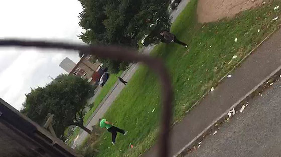 سائق سيارة يحاول دهس رجل هاجمه بأداة حادة بسرعة عالية! فيديو صورة رقم 4