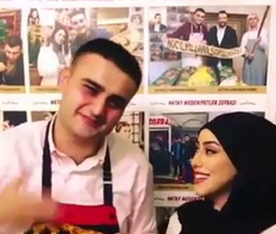 بالفيديو: طباخ تركي شهير يطلب يد فنانة جزائرية! هل قبلت طلبه؟ صورة رقم 4