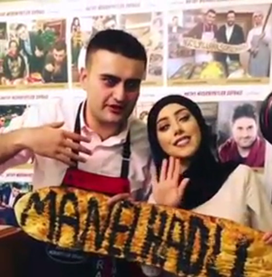 بالفيديو: طباخ تركي شهير يطلب يد فنانة جزائرية! هل قبلت طلبه؟ صورة رقم 3