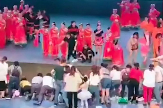 فيديو صادم: انهيار مسرح في الصين يوقع قتيلا وعشرات الجرحى صورة رقم 9