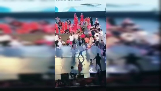 فيديو صادم: انهيار مسرح في الصين يوقع قتيلا وعشرات الجرحى صورة رقم 7