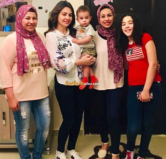 صور الفنانين والمشاهير مع عائلاتهم في رمضان..  صورة رقم 16