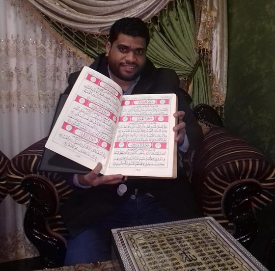 شاب مصري يقوم بتدوين المصحف بخط يده، ورغم الانتقادات بدأ بالنسخة الثالثة صورة رقم 4