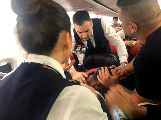 فوضى على طائرة تركية بسبب راكب هائج تجبرها على العودة صورة رقم 1
