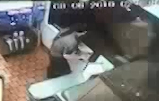 رش موظفة ماكدونالدز بطفاية حريق عقب شجار على سعر شطيرة برغر! صورة رقم 1