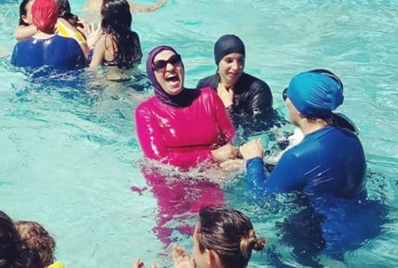 نساء مسلمات يتحدين حظر البوركيني في فرنسا ويرتدينه في حمام السباحة صورة رقم 1