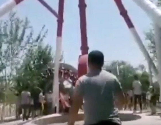 فيديو صادم: مصرع فتاة في انهيار لعبة ملاهي وتحطمها صورة رقم 7