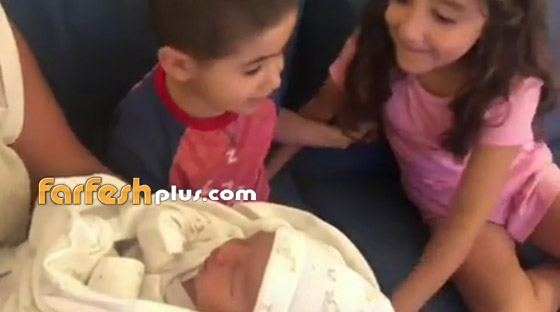  أول فيديو للمولود الجديد لنجم لبناني مع شقيقه وشقيقته المنبهرين بأخيهما الطفل صورة رقم 1
