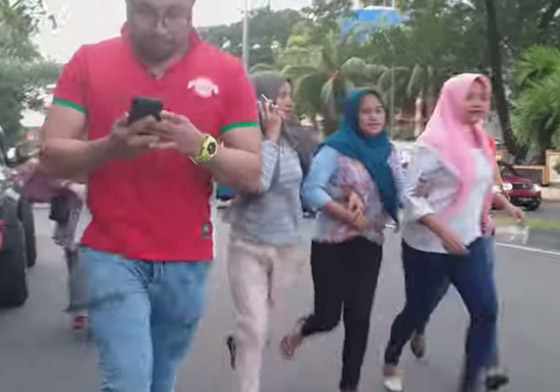 هلع وفزع مواطنين بالشوارع وتلاوات للقرآن بعد زلزال قوي في إندونيسيا صورة رقم 6