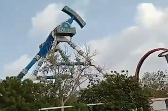 فيديو صادم: مصرع وإصابة العشرات بعد انقسام لعبة في متنزه بالهند صورة رقم 1