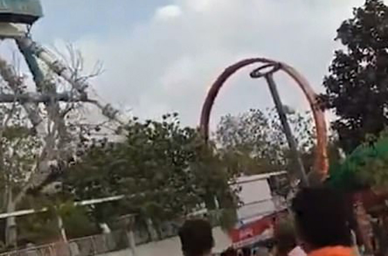 فيديو صادم: مصرع وإصابة العشرات بعد انقسام لعبة في متنزه بالهند صورة رقم 6