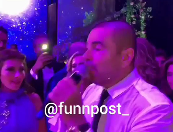 فيديو عمرو دياب يغني 