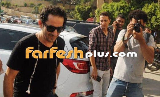 بالفيديو والصور: ماذا فعل أحمد حلمي مع معجبيه في جنازة والدة يسرا؟! صورة رقم 1