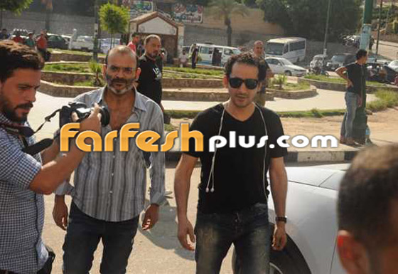 بالفيديو والصور: ماذا فعل أحمد حلمي مع معجبيه في جنازة والدة يسرا؟! صورة رقم 2