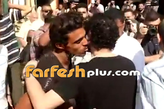 بالفيديو والصور: ماذا فعل أحمد حلمي مع معجبيه في جنازة والدة يسرا؟! صورة رقم 3