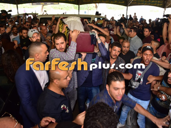 انفعالات وشجارات في تشييع جثمان فاروق الفيشاوي إلى مثواه الاخير صورة رقم 1