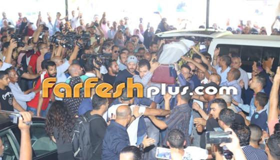 انفعالات وشجارات في تشييع جثمان فاروق الفيشاوي إلى مثواه الاخير صورة رقم 2