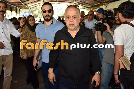 انفعالات وشجارات في تشييع جثمان فاروق الفيشاوي إلى مثواه الاخير صورة رقم 5
