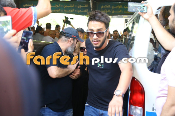 انفعالات وشجارات في تشييع جثمان فاروق الفيشاوي إلى مثواه الاخير صورة رقم 8
