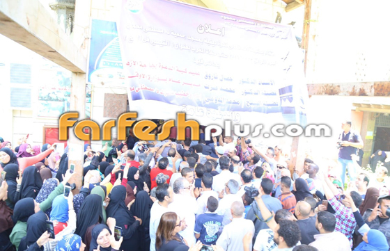 انفعالات وشجارات في تشييع جثمان فاروق الفيشاوي إلى مثواه الاخير صورة رقم 9