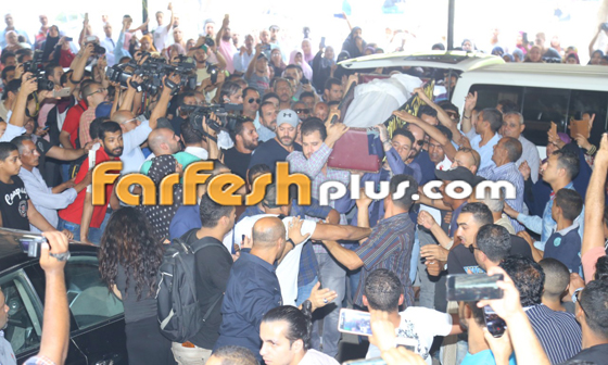انفعالات وشجارات في تشييع جثمان فاروق الفيشاوي إلى مثواه الاخير صورة رقم 10