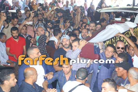 انفعالات وشجارات في تشييع جثمان فاروق الفيشاوي إلى مثواه الاخير صورة رقم 11