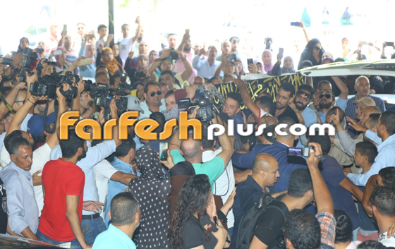 انفعالات وشجارات في تشييع جثمان فاروق الفيشاوي إلى مثواه الاخير صورة رقم 12