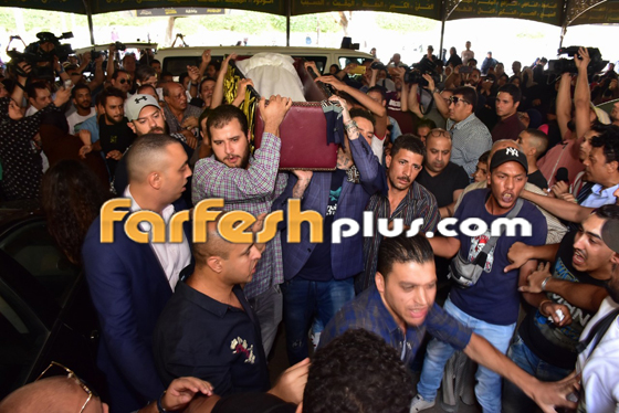 انفعالات وشجارات في تشييع جثمان فاروق الفيشاوي إلى مثواه الاخير صورة رقم 15